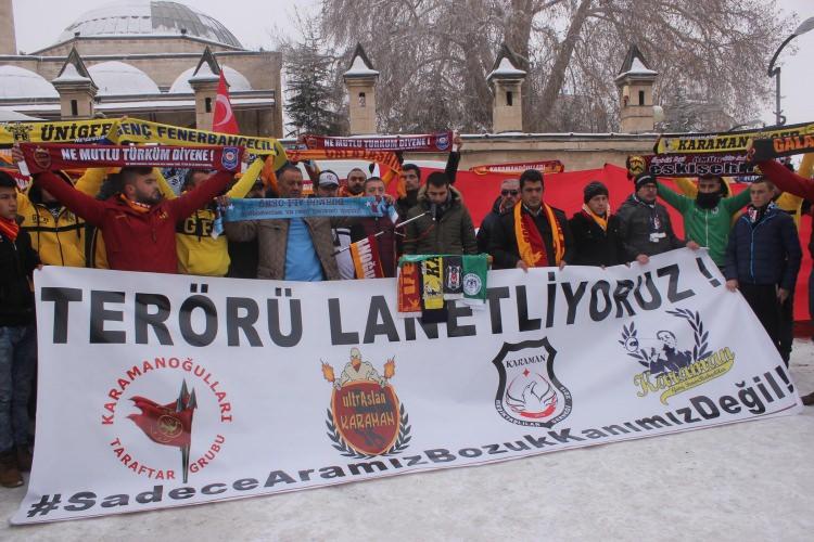 <p>KARAMAN'da futbol takımı taraftar grupları, teröre tepki için yürüyüş yapıp, çevre güvenliğini sağlayan polislere de karanfil dağıttı. </p>
<p> </p>