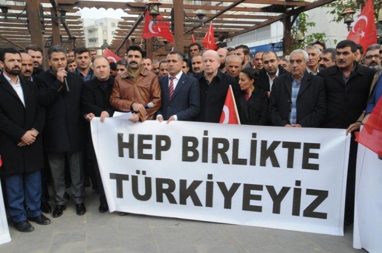 <p>Şırnak’ın Cizre ilçesinde düzenlenen “Teröre Karşı Tek Ses, Tek Yüreğiz” yürüyüşünde bir araya gelen binlerce kişi, Türk bayraklarıyla yürüyerek, terör örgütü PKK’ya ve hain saldırılarına tepki gösterdi.</p>
<p> </p>