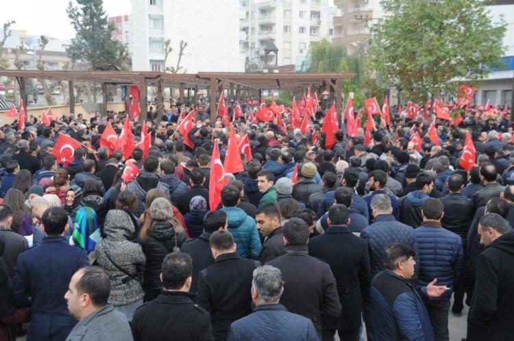 <p>Şırnak’ın Cizre ilçesinde düzenlenen “Teröre Karşı Tek Ses, Tek Yüreğiz” yürüyüşünde bir araya gelen binlerce kişi, Türk bayraklarıyla yürüyerek, terör örgütü PKK’ya ve hain saldırılarına tepki gösterdi.</p>

<p> </p>
