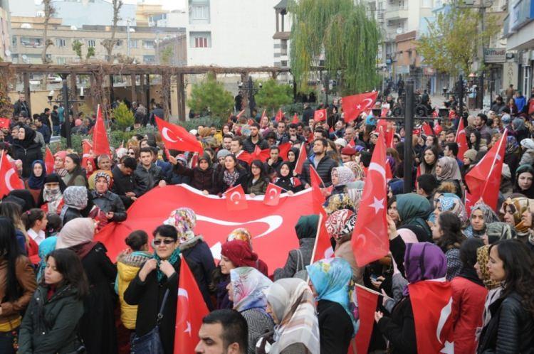<p>Şırnak’ın Cizre ilçesinde düzenlenen “Teröre Karşı Tek Ses, Tek Yüreğiz” yürüyüşünde bir araya gelen binlerce kişi, Türk bayraklarıyla yürüyerek, terör örgütü PKK’ya ve hain saldırılarına tepki gösterdi.</p>

<p> </p>
