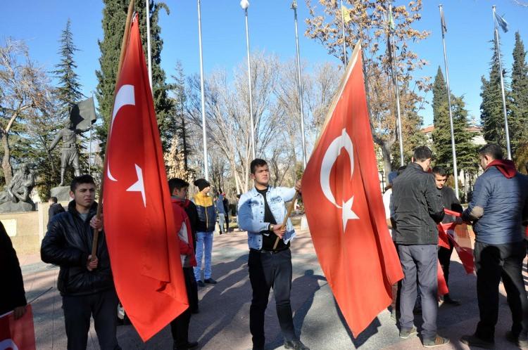 <p>KAYSERİ'de gerçekleştirilen bombalı terör saldırısı sonucu 14 askerin şehit edilmesi Gaziantep'te protesto edildi.<br />
 </p>
