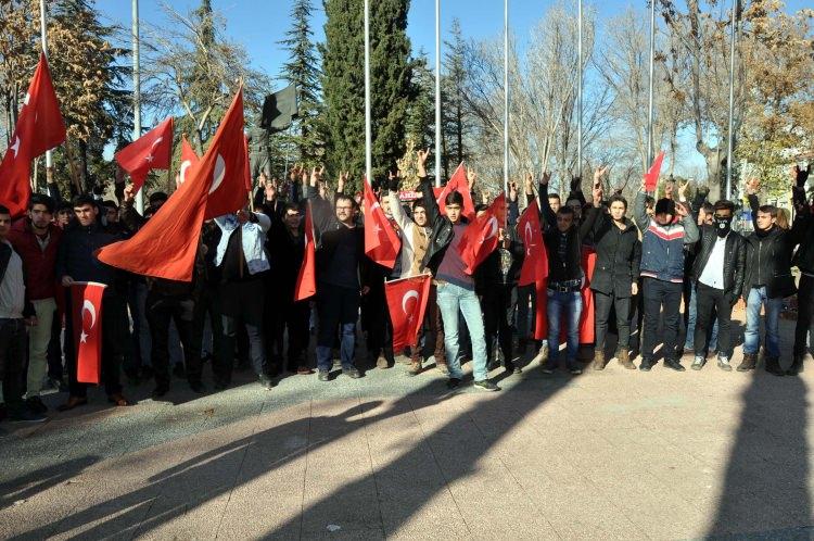 <p>KAYSERİ'de gerçekleştirilen bombalı terör saldırısı sonucu 14 askerin şehit edilmesi Gaziantep'te protesto edildi.<br />
</p>