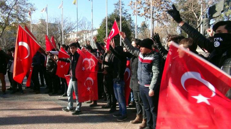 <p>KAYSERİ'de gerçekleştirilen bombalı terör saldırısı sonucu 14 askerin şehit edilmesi Gaziantep'te protesto edildi.<br />
 </p>
