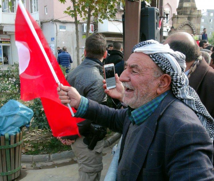 <p>Şırnak'ın Cizre İlçesi'nde toplanan yaklaşık 2 bin kişi, İstanbul ve Kayseri'de düzenlenen bombalı terör saldırılarını protesto etti.</p>

<p> </p>
