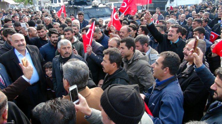 <p>Şırnak'ın Cizre İlçesi'nde toplanan yaklaşık 2 bin kişi, İstanbul ve Kayseri'de düzenlenen bombalı terör saldırılarını protesto etti.</p>

<p> </p>
