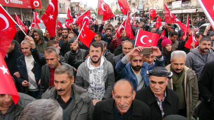 <p>Şırnak'ın Cizre İlçesi'nde toplanan yaklaşık 2 bin kişi, İstanbul ve Kayseri'de düzenlenen bombalı terör saldırılarını protesto etti.</p>

<p> </p>
