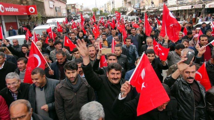 <p>Şırnak'ın Cizre İlçesi'nde toplanan yaklaşık 2 bin kişi, İstanbul ve Kayseri'de düzenlenen bombalı terör saldırılarını protesto etti.</p>

<p> </p>
