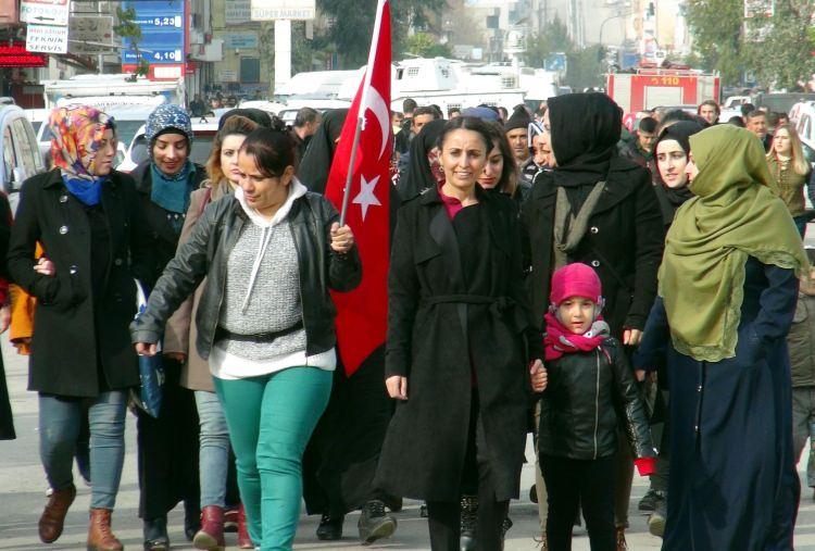 <p>Şırnak'ın Cizre İlçesi'nde toplanan yaklaşık 2 bin kişi, İstanbul ve Kayseri'de düzenlenen bombalı terör saldırılarını protesto etti.</p>

<p> </p>
