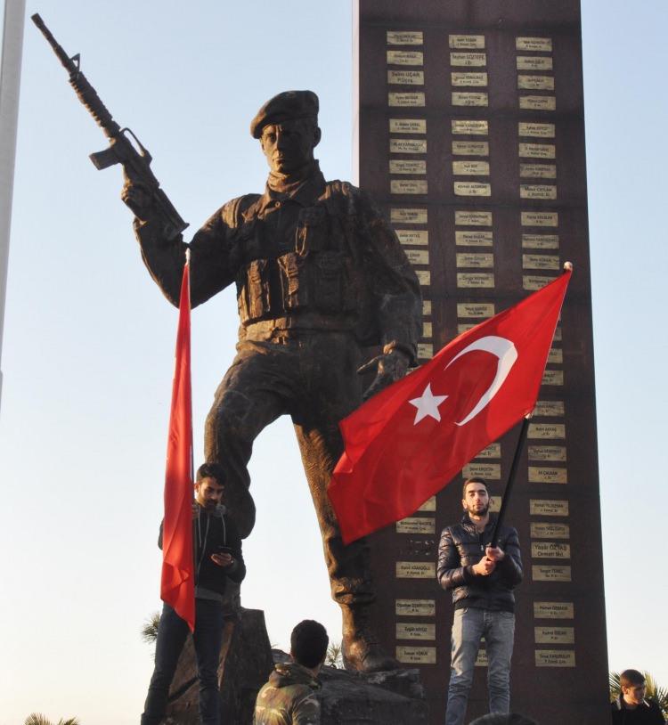 <p>ZONGULDAK’ta bir grup, İstanbul ve Kayseri'deki bombalı terör saldırılarını protesto etti.</p>

<p> </p>
