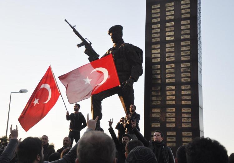 <p>ZONGULDAK’ta bir grup, İstanbul ve Kayseri'deki bombalı terör saldırılarını protesto etti.</p>

<p> </p>
