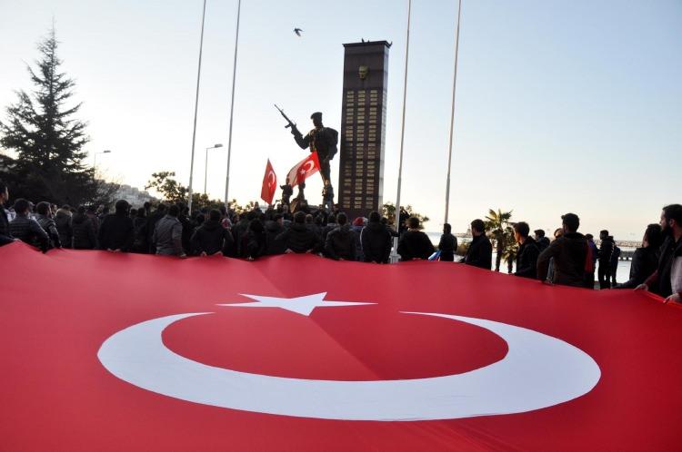 <p>ZONGULDAK’ta bir grup, İstanbul ve Kayseri'deki bombalı terör saldırılarını protesto etti.</p>

<p> </p>
