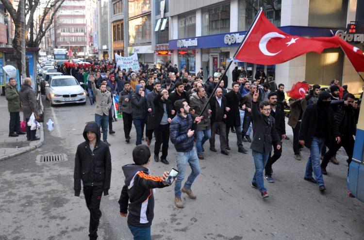 <p>ZONGULDAK’ta bir grup, İstanbul ve Kayseri'deki bombalı terör saldırılarını protesto etti.</p>

<p> </p>
