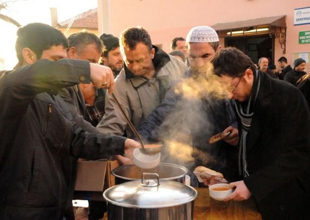 <p>Şerif Paşa Camisindeki sabah namazının ardından çorba ikramı yapıldı.</p>