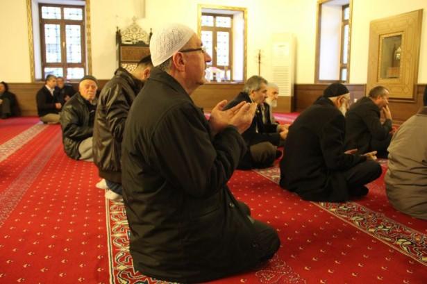<p> Elazığ Yeni Cami'de, Şehitleri Anma Günü ve Çanakkale Zaferi'nin 100. yıl dönümü dolayısıyla sabah namazında şehitler için kuran okundu, dua edildi. </p>