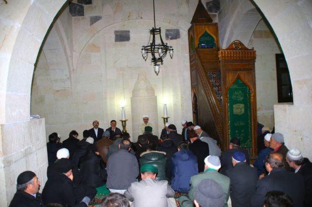 <p>Bayburt'ta, 18 Mart Çanakkale Zaferi ve Şehitler Günü dolayısıyla yurt genelinde düzenlenen program kapsamında tarihi Ulu Cami'nde sabah namazında şehitler için dualar okundu, vatandaşlara askerlere savaşta verilen çorba ikram edildi.</p>