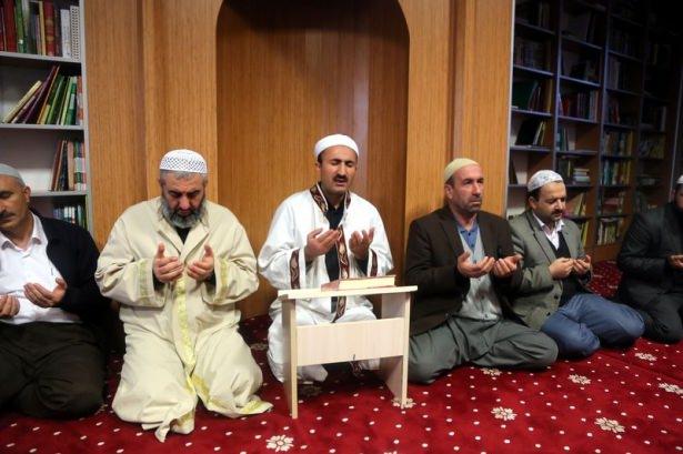 <p>Diyarbakır'ın merkez Sur ilçesindeki Suffa cami'nde sabah namazında Çanakkale şehitleri için Kur'an-ı Kerim okundu ve dualar edildi.</p>