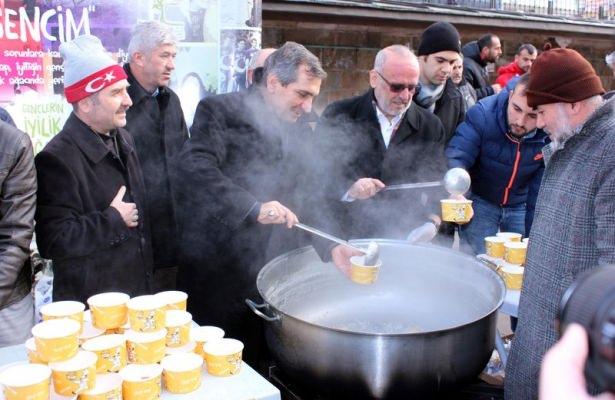 <p>Daha sonra cami cemaatine savaşta askerlerin yediği buğday çorbası ve kuru ekmek ikram edildi.</p>
