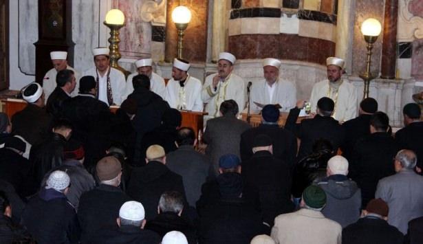 <p>Diyanet İşleri Başkanlığı tarafından, 18 Mart Çanakkale Zaferi ve Şehitler Günü dolayısıyla sabah namazında anma programı düzenlendi. Yozgat Çapanoğlu Büyük Cami’de de sabah namazında Çanakkale şehitleri için Kur'an-ı Kerim okundu.</p>