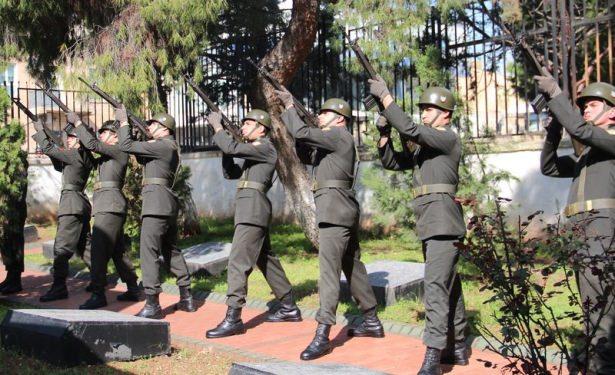 <p>Şanlıurfa'da 18 Mart Çanakkale Zaferi ve Şehitler Günü dolayısıyla Şehitlik Anıtı'nda tören düzenlendi. Programda saygı atışı yapıldı.</p>
