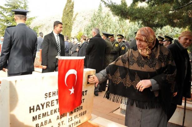 <p>Tokat'ta, 18 Mart Şehitleri Anma Günü ve Çanakkale Zaferi'nin 100. yıl dönümü dolayısıyla tören düzenlendi. Törende şehit Hüseyin Kart'ın annesi Perihan Kart gözyaşı döktü</p>
