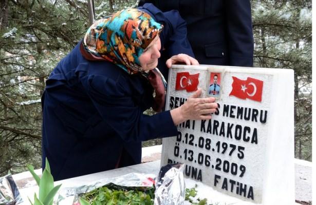 <p>i Şehitlik Anıtında düzenlenen törenin ardından, 2009 yılında şehit olan polis memuru oğlu Nihat Karakoca'nın mezarını ziyaret eden annesi Melahat Karakoca, oğlunun mezar taşını sevdi, ağlayarak "Yavrum dayını yanına aldın, beni de al" diyerek gözyaşı döktü. </p>