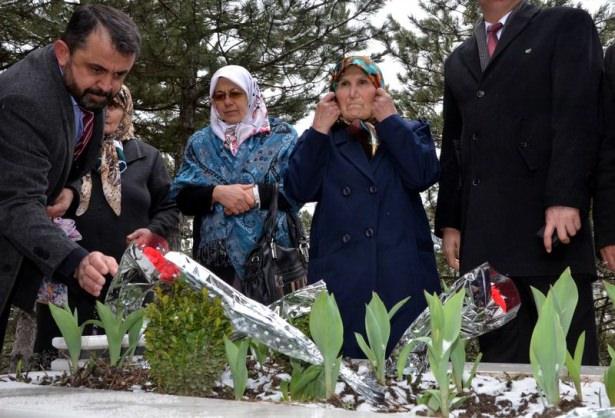 <p>Çanakkale Zaferi'nin 100. yıl dönümü dolayısıyla Kastamonu'daki Şehitlik Anıtında düzenlenen törende, şehit aileleri çocuklarının mezarlarını ziyaret ederek karanfil bıraktı.</p>