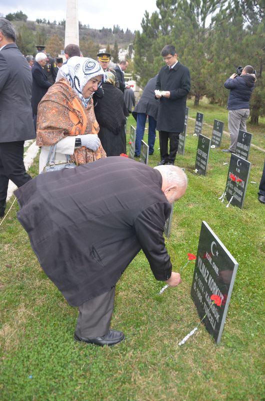 <p>Karabük'te 18 Mart Çanakkale Zaferi ve Şehitler Günü dolayısıyla Beşbinevler Mezarlığı Karabük Şehitliği Anıtı'nda tören düzenlendi. Törende, şehit yakınları şehitliğe karanfil bıraktı.</p>