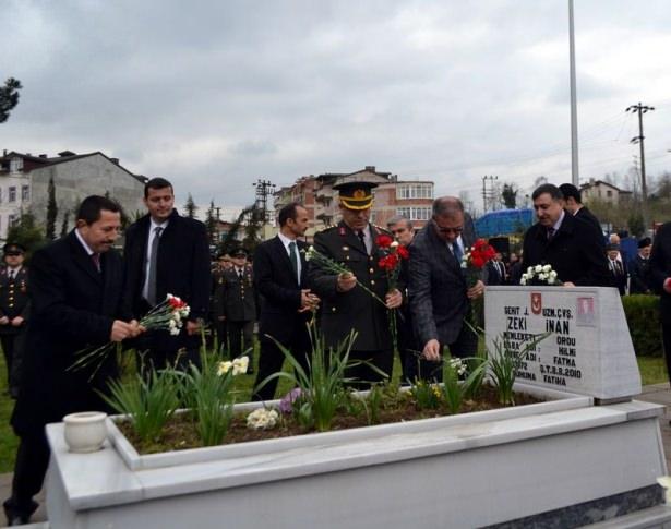 <p>Ordu'da 18 Mart Çanakkale Zaferi ve Şehitler Günü dolayısıyla tören düzenlendi.Törende şehit mezarlarına karanfil bırakıldı.</p>
