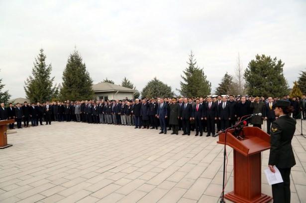 <p>Çorum'da, 18 Mart Şehitleri Anma Günü ve Çanakkale Deniz Zaferi'nin 100'üncü yıl dönümü dolayısıyla Şehitlik'te tören düzenlendi.</p>
