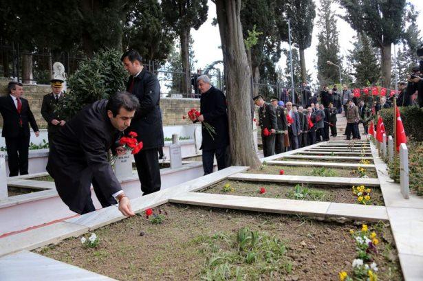 <p>Kocaeli'nde 18 Mart Çanakkale Zaferinin 100. yıl dönümü ve Şehitler Günü dolayısıyla Namazgah Şehitliğinde tören düzenlendi.</p>
