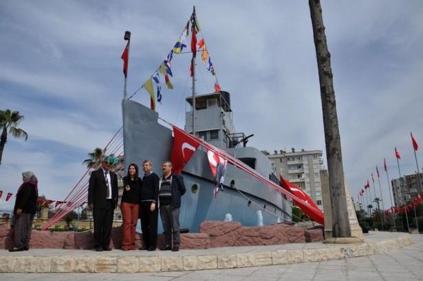 <p>18 Mart Çanakkale Zaferi ve Şehitler Günü dolayısıyla Nusret Mayın Gemisi'nin bulunduğu Mersin'in Tarsus ilçesindeki Çanakkale Zaferi Kültür Parkı'nda tören düzenlendi. Yaklaşık 1 aydır bakım yapılan gemi tören sonrası yeniden ziyarete açıldı</p>