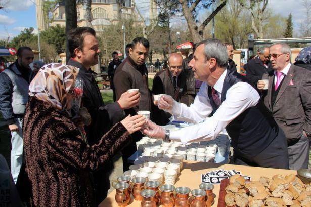 <p> Edirne Valisi Dursun Ali Şahin, 18 Mart Çanakkale Zaferi ve Şehitler Günü etkinlikleri kapsamında düzenlenen programın ardından, şehit yakınları, öğrenciler ve vatandaşlara kazanın başına geçerek üzüm hoşafı ve ekmek ikram etti.</p>
