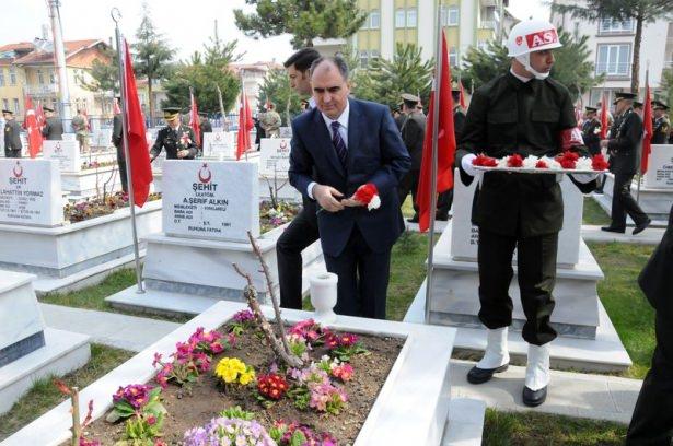 <p>Çanakkale Zaferi'nin 100. Yılı dolayısıyla Isparta Şehitliği'nde tören düzenlendi. Isparta Valisi Vahdettin Özkan, şehitliğe karanfil bıraktı.</p>