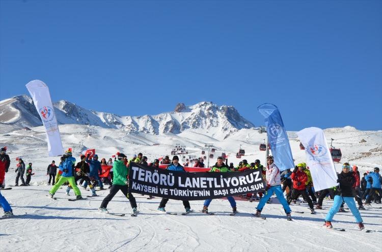 <p>Kayseri'de çarşı iznine çıkan askerlere yönelik terör saldırısı, Erciyes Dağı'nda kayakçıların da katılımıyla protesto edildi.</p>
