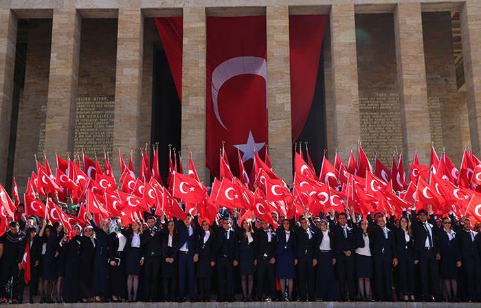 <p>19 Mayıs Atatürk'ü Anma, Gençlik ve Spor Bayramı kutlamaları çerçevesinde Anıtkabir'de tören düzenlendi. Törene çok sayıda vatandaş ellerinde Türk bayrakları ile katıldı.</p>

<p> </p>
