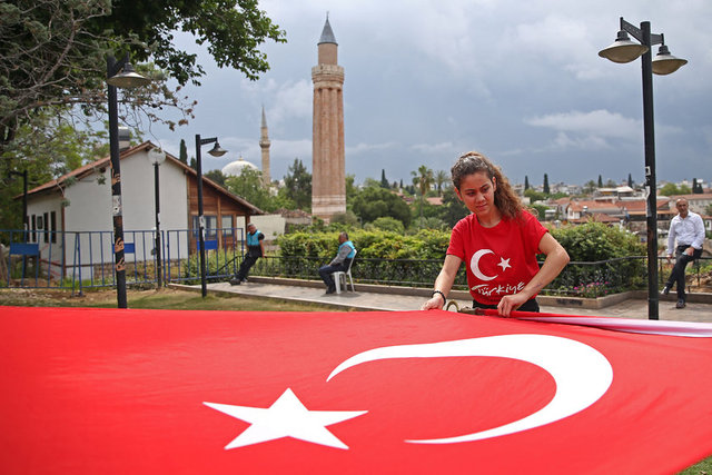 <p><strong>ANTALYA</strong></p>

<p>19 Mayıs Atatürk'ü Anma, Gençlik ve Spor Bayramı dolayısıyla Antalya'da Cumhuriyet Meydanı'nda tören düzenlendi. Öğrenciler tören sonunda Atatürk anıtı önünde Türk Bayrağı açarak fotoğraf çektirdi.</p>
