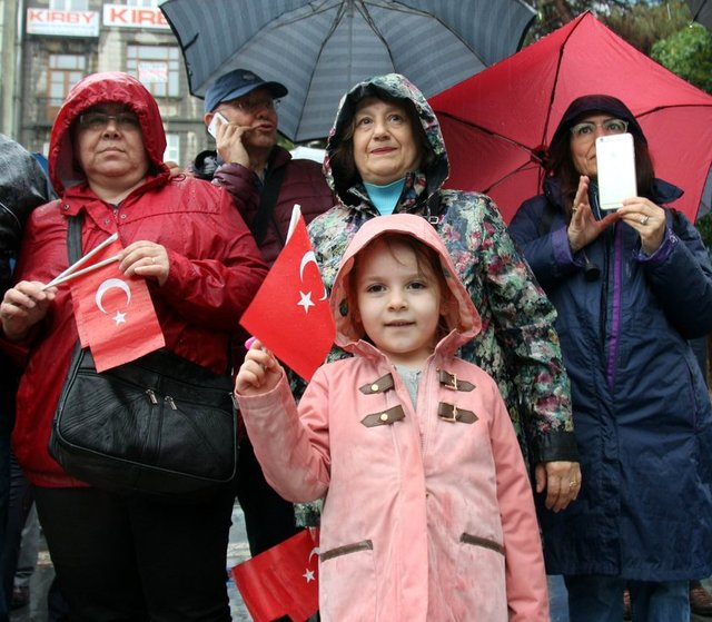 <p><strong>SAMSUN</strong></p>

<p>Samsun'da 19 Mayıs Atatürk'ü Anma Gençlik ve Spor Bayramı kutlamaları kapsamında Atatürk anıtına çelenk bırakıldı. Sağanak yağmur nedeniyle kutlama programı kapsamında bu günkü programlar ise iptal edildi.</p>

