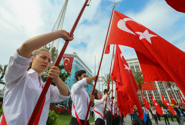 <p>İZMİR</p>
<p>19 Mayıs Atatürk'ü Anma, Gençlik ve Spor Bayramı dolayısıyla İzmir'de tören düzenlendi. Cumhuriyet Meydanı'ndaki törende gençler Türk Bayrağı taşıdı.</p>