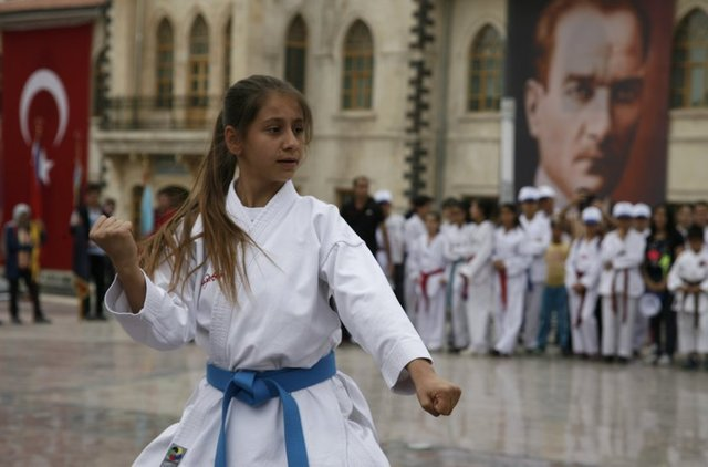<p>KİLİS</p>
<p>Kilis'te, 19 Mayıs Atatürk'ü Anma, Gençlik ve Spor Bayramı Etkinlikleri kapsamında çocukların taekwondo ve karate gösterisi ayakta alkışlandı.</p>