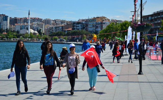 <p>ÇANAKKALE</p>

<p>19 Mayıs Atatürk'ü Anma Gençlik ve Spor Bayramı kapsamında Çanakkale'de çelenk sunma programı gerçekleştirildi. Çanakkale Gençlik Hizmetleri ve Spor İl Müdürü Nüammer Uslu'nun Cumhuriyet Meydanı'ndaki Atatürk büstüne kurum çelenginin sunulmasıyla başlayan program, saygı duruşu ve İstiklal Marşı'nın okunması ve yürüyüş ile son buldu.</p>
