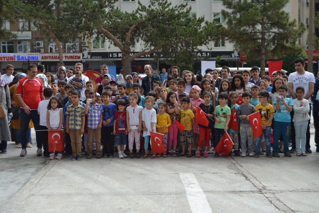 <p>ADIYAMAN</p>

<p>19 Mayıs Atatürk'ü Anma Gençlik ve Spor Bayramı kapsamında Adıyaman'da çelenk sunma programı gerçekleştirildi. Gençlik Hizmetleri ve Spor İl Müdürlüğü'ne bağlı Jimnastik ve Kick Boks sporcuları gösteri yaptı.</p>
