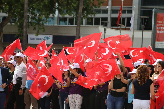 <p>ADANA</p>
<p>19 Mayıs Atatürk'ü Anma, Gençlik ve Spor Bayramı dolayısıyla Adana'da tören düzenlendi. Kutlamalarda, halk oyunları, engellilerin dans gösterileri ile jimnastik, karate, tekvando, masa tenisi, bisiklet gösterileri yapıldı.</p>