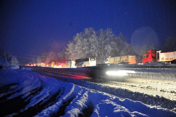 <p>Yoğun kar yağışının etkili olduğu Bursa-Ankara karayolunda, bir tırın kayması nedeniyle tek yönlü olarak yaklaşık iki saat ulaşım sağlanamadı.</p>
