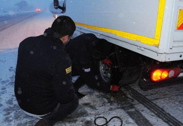 <p>Sabah saatlerinde başlayan ve öğleden sonra hızını arttıran yağış nedeniyle rampa bölgeyi çıkamayan araçlar Çanakkale-Bursa karayolunun 22. kilometresinde yolda kaldı. </p>
