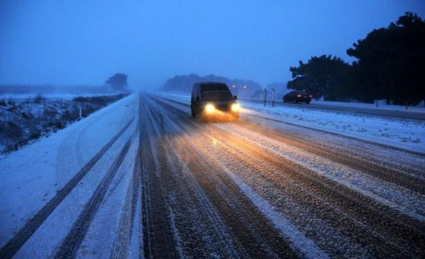 <p>Bunun üzerine Çanakkale Emniyet Müdürlüğü Bölge Trafik Şubesi ekiplerince bölgede önlem alındı. Zincirsiz ve kar lastiği bulunmayan araçların geçişine izin verilmezken, karayolları ekipler yol boyunca kar küreme ve tuzlama çalışması yaptı. </p>
