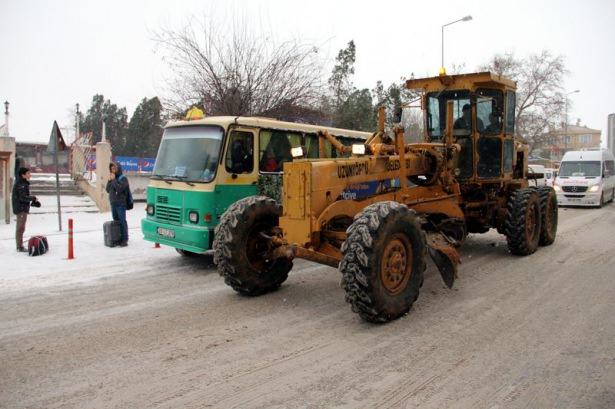 <p> Karayolları Uzunköprü 11. Şube Şefliği ekipleri, ilçe merkezinde ve Edirne karayolunda buzlanmaya karşı tuzlama çalışması yaptı. </p>
