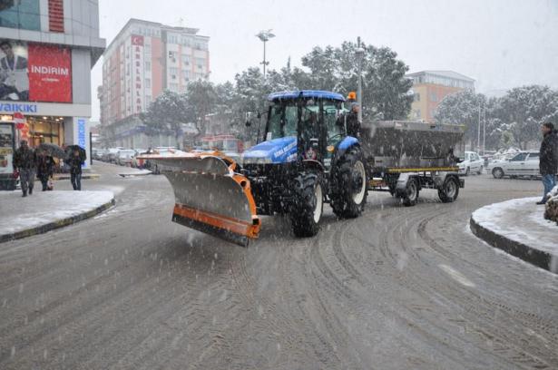 <p>MANİSA<br />
<br />
Manisa’nın Soma İlçesinde kar yağışı etkili oldu. </p>
