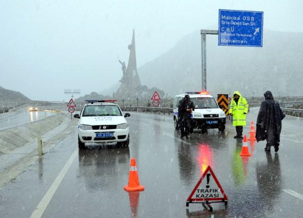 <p>Manisa şehir merkezine mevsimin ilk karı yağarken, Spil dağında kar kalınlığı 10 santimetreye ulaştı. Manisa-İzmir karayolu kar yağışı ve buzlanma nedeniyle ulaşıma kapandı. </p>
