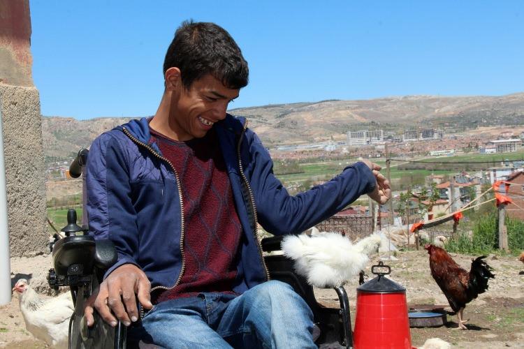 <p>Bununda yumurtası 1,5 lira civarında. Çifti 250 ile 300 arası. Şu anda elimde başka çeşit yok ama sipariş ettiğim çeşit çok. Bunlar da kısa bir süre de elimde olur. Sezon sonunda hastalık ve ölüm gelmezse verim almaya başlayacağız" ifadelerini kullandı.</p>
