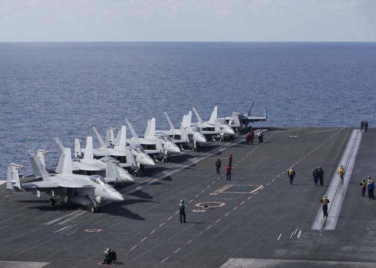 <p>Terör örgütü DEAŞ'la mücadele kapsamında doğu Akdeniz'de görevlendirilen, büyüklüğü ve kapasitesi nedeniyle "yüzen ada" olarak adlandırılan USS George H.W. Bush uçak gemisini görüntüledi.</p>
